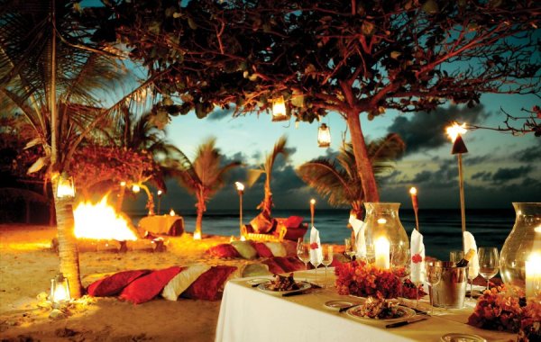 romantic-beach-bonfire-party-beach-bonfire-dinner-party-be933af0debb6c4e